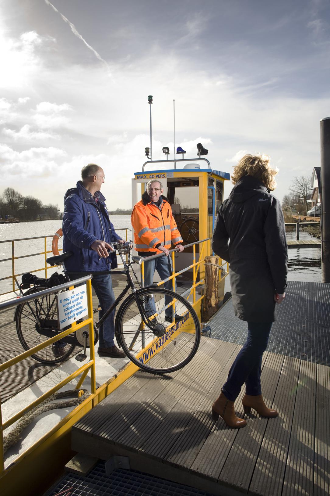 Jaarverslag SNS Bank 2014 Pont met fiets en voetganger CROP 2 V2